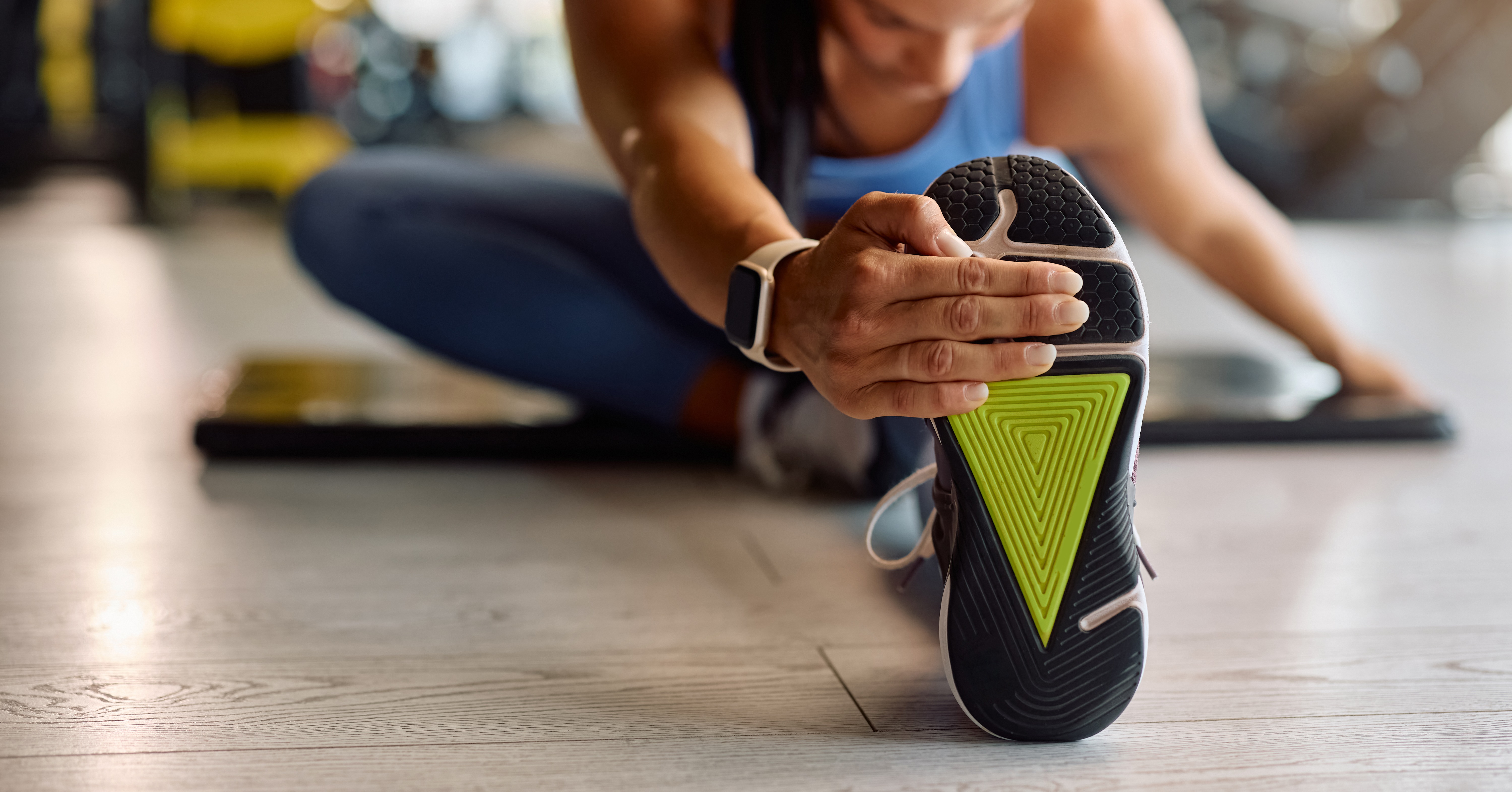 close-up-of-athletic-woman-stretching-her-leg-duri-2026-01-08-08-12-43-utc